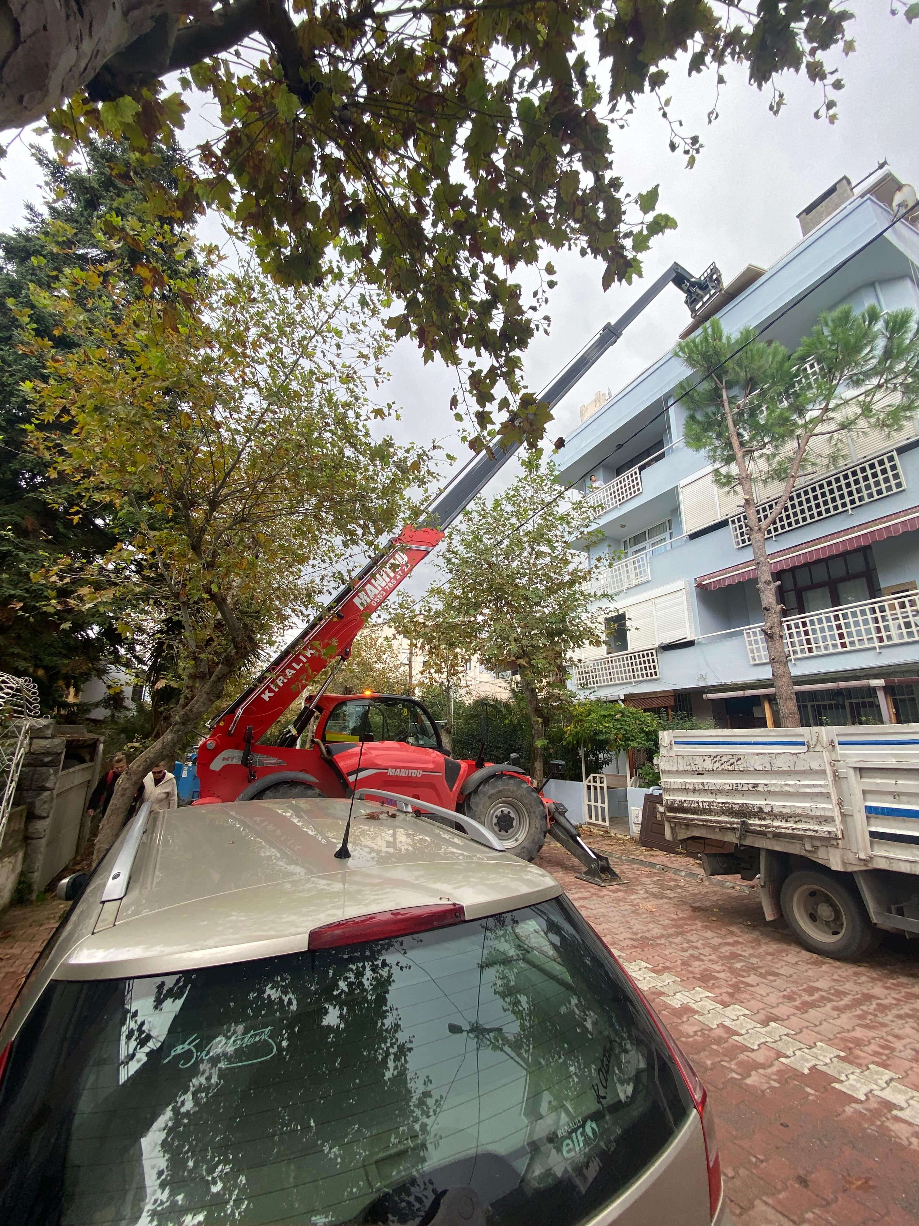 Bayramoğlu sahilinde vinç ile yük kaldırma