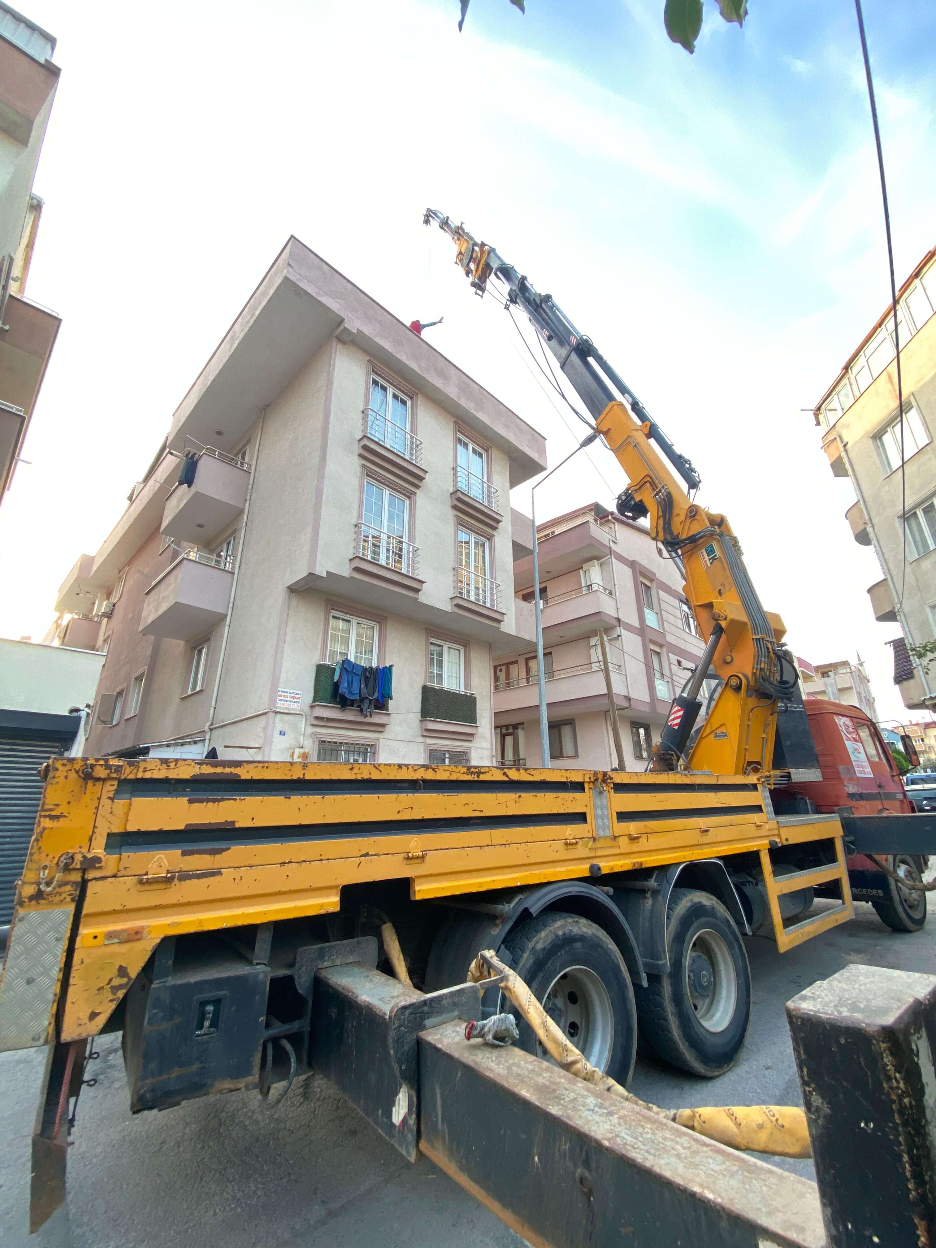 Çayırova sanayi bölgesinde vinç ile ağır yük taşıma